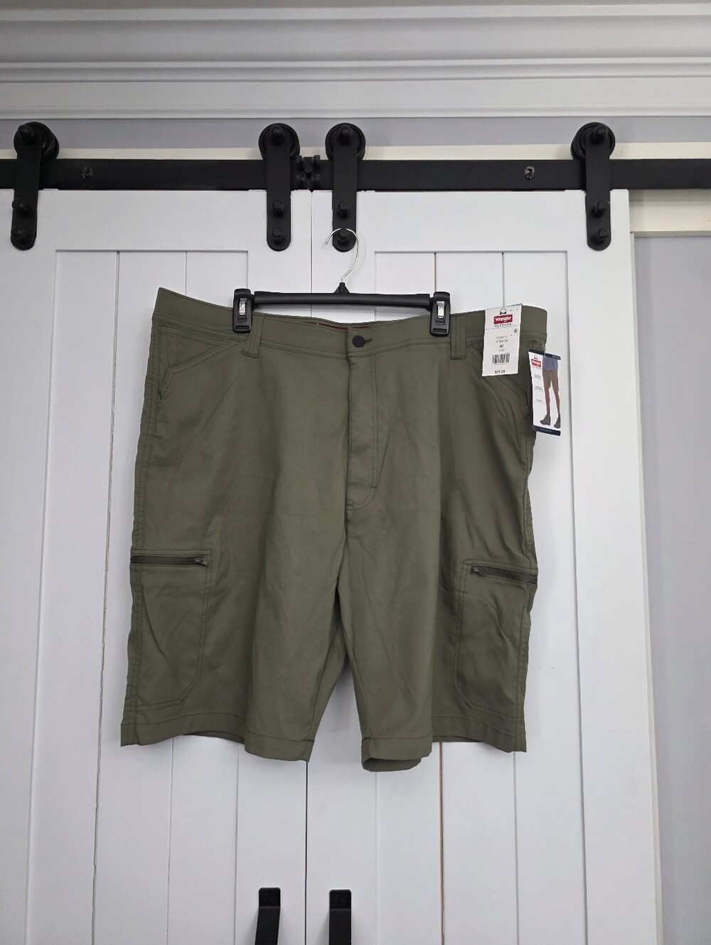 Wrangler Men's Outdoor Performance Zip Cargo Short with UPF 50+. NEW. 1 Flaw!